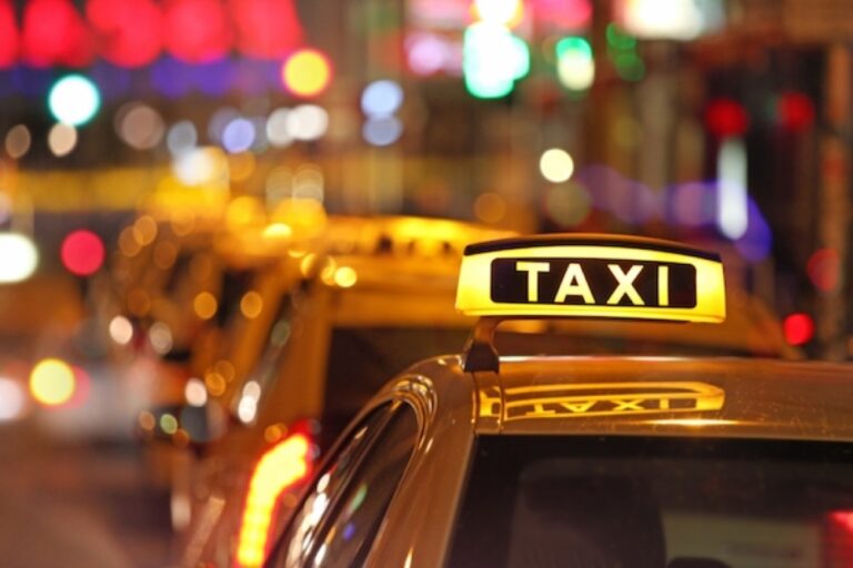 Taxi R E Những cách gọi taxi giá rẻ và an toàn bạn nên biết | Green SM