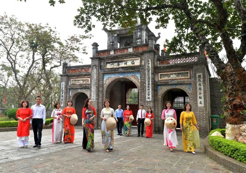 Khi đi thăm di tích Thành Cổ Loa bạn nên vận trang phục phù hợp  