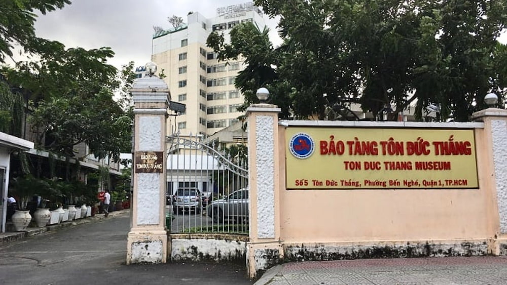 Cổng của Bảo tàng Tôn Đức Thắng.