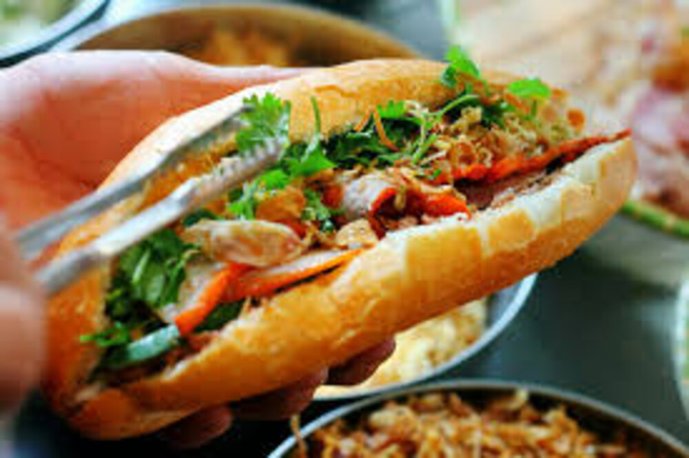 Ổ bánh mì Pate Lãn Ông với pate thơm ngon, ruốc thịt đậm đà, rau dưa giòn tươi (Ảnh: Sưu tầm internet)