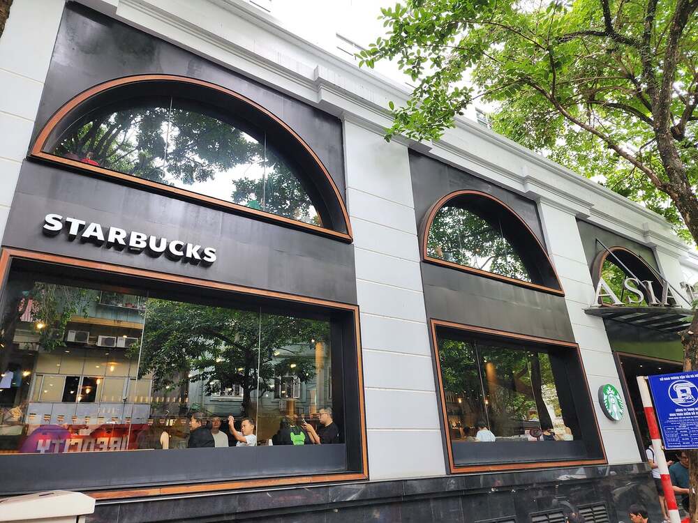 Starbucks Reserve Nhà Thờ với không gian sang trọng, hiện đại cùng nhiều đồ ăn, uống hấp dẫn (Ảnh: Sưu tầm internet)