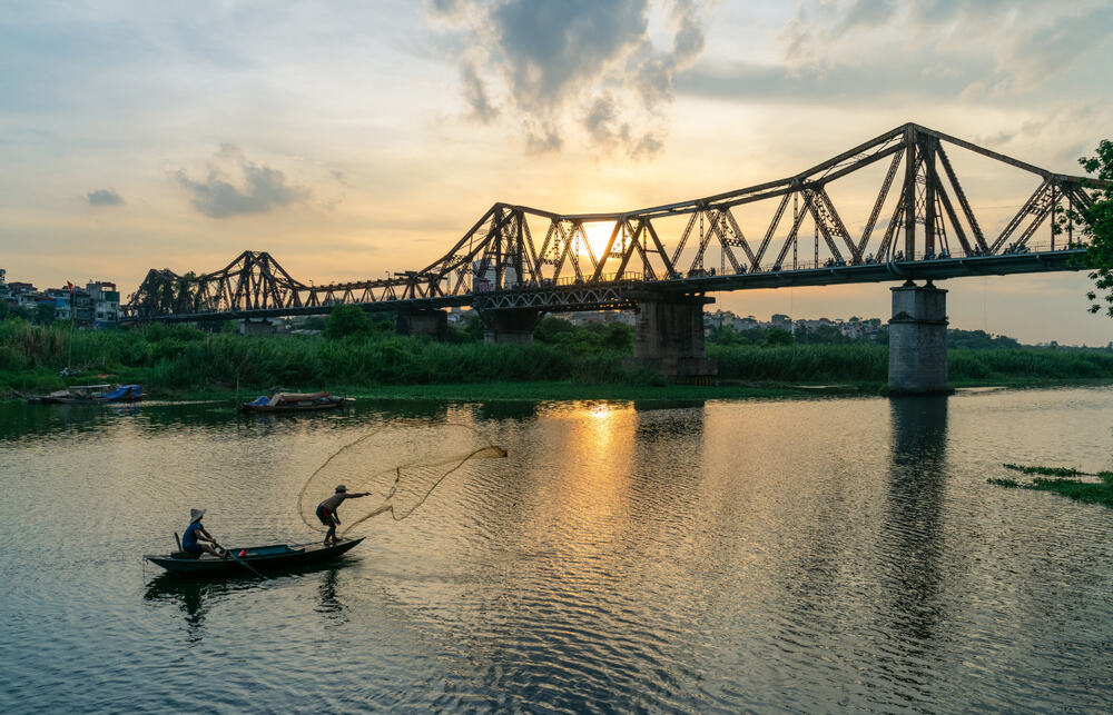 Cầu Long Biên hùng vĩ bắc qua sông Hồng, với những nhịp cầu thép mang đậm dấu ấn lịch sử. (Ảnh: Sưu tầm internet)