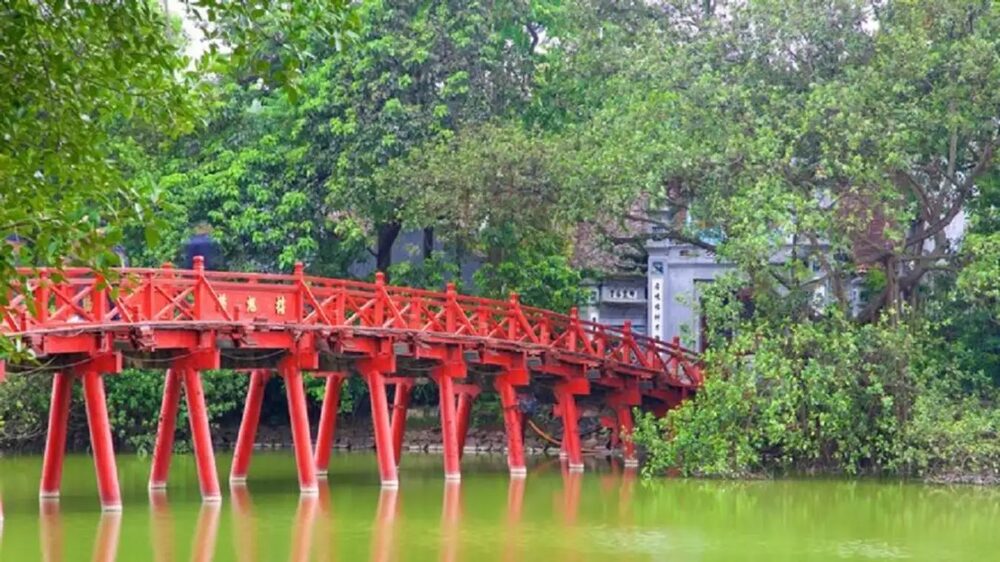 Hồ Gươm với Tháp Rùa cổ kính soi bóng nước, cầu Thê Húc đỏ son cong cong (Ảnh: Sưu tầm internet)