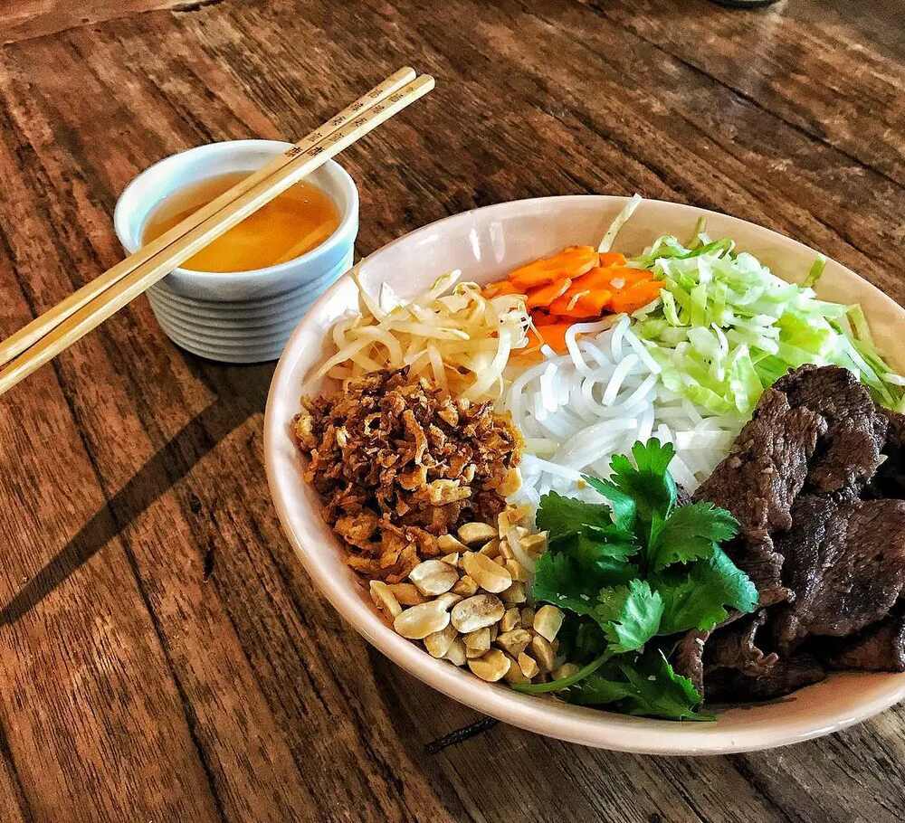 Bún bò Nam Bộ với thịt bò xào, rau sống tươi mát và nước lèo đậm đà (Ảnh: Sưu tầm internet)