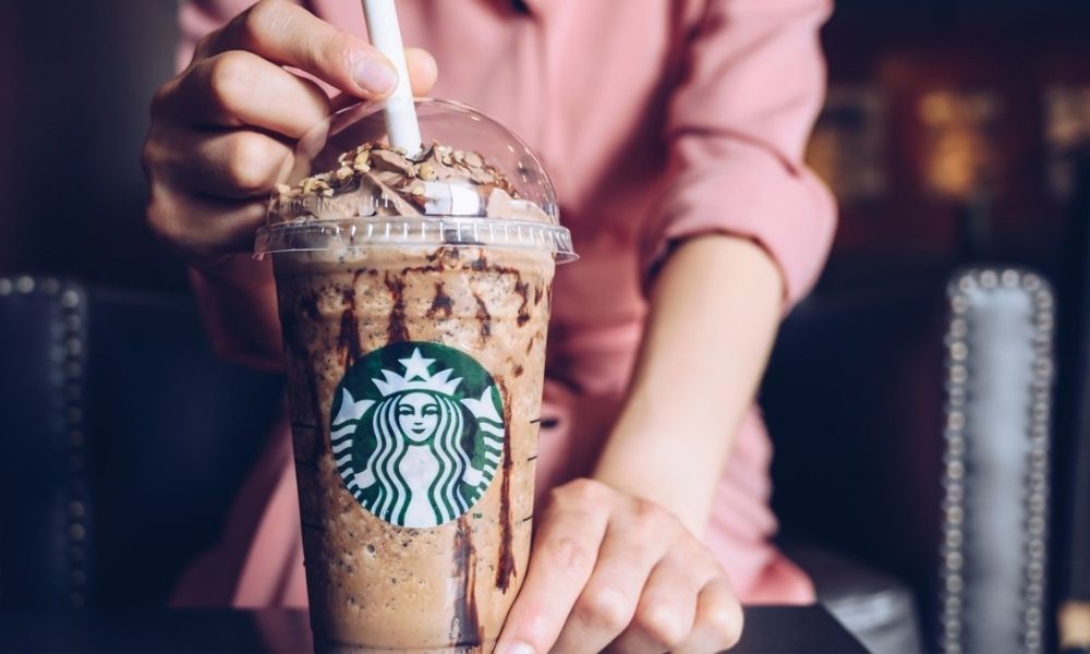 Ly frappuccino đặc trưng trong không gian trẻ trung của Starbucks (Ảnh: dienmayxanh.com)