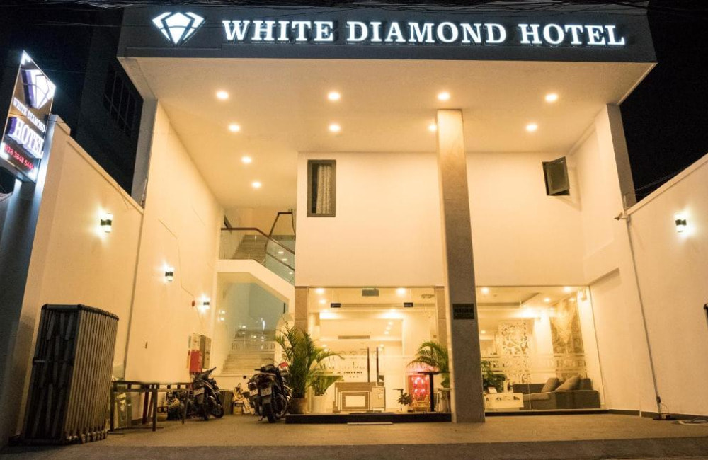 Khách sạn White Diamond Hotel tọa lạc gần sân bay Tân Sơn Nhất (Ảnh: Booking.com)