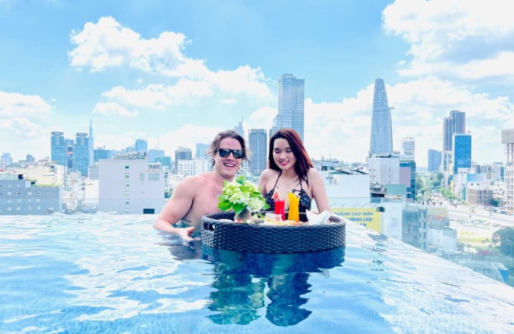 Bể bơi view toàn thành phố là điểm cộng của Paradise Saigon Boutique Hotel (Ảnh: Booking.com)