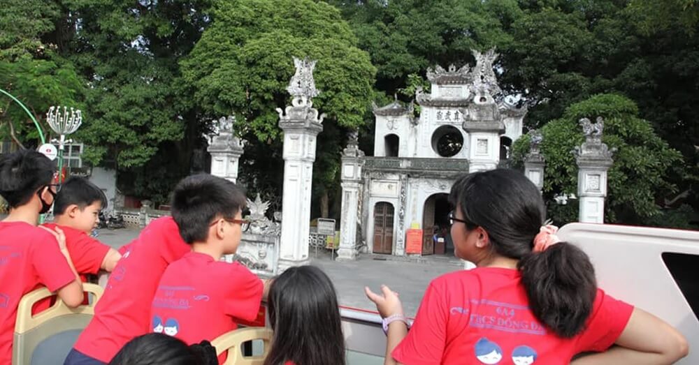 Tour xe buýt 2 tầng Hanoi City Tour có đi qua đền Quán Thánh. (Ảnh: Sưu tầm internet)