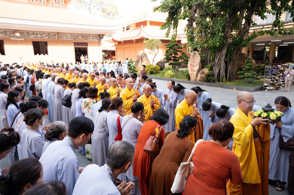 Những ngày lễ lớn, chùa Hoằng Pháp thu hút đông đảo du khách đến chiêm bái 