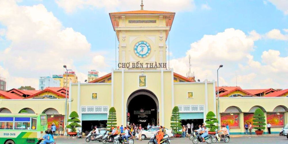 Chợ Bến Thành là nơi giao thương nhộn nhịp mang đậm nét văn hoá miền Nam.