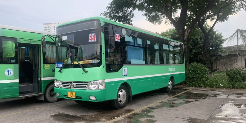 Xe bus 44 có trạm dừng gần với khu du lịch.