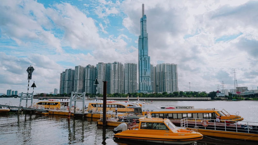 Sử dụng dịch vụ Waterbus từ bến Bạch Đằng để đi tới Bình Quới 1. 