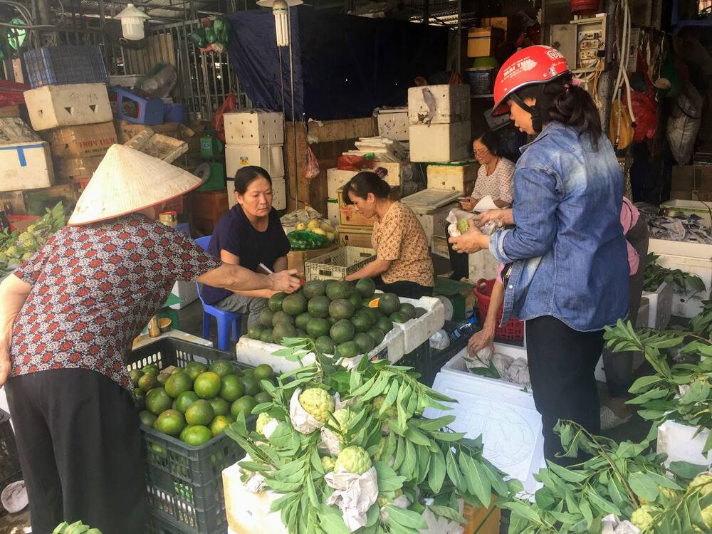 Khu bán lẻ chợ Long Biên với những gian hàng nhỏ xinh, bày bán đủ loại thực phẩm tươi sống, người mua kẻ bán nhộn nhịp. (Ảnh: Sưu tầm internet)