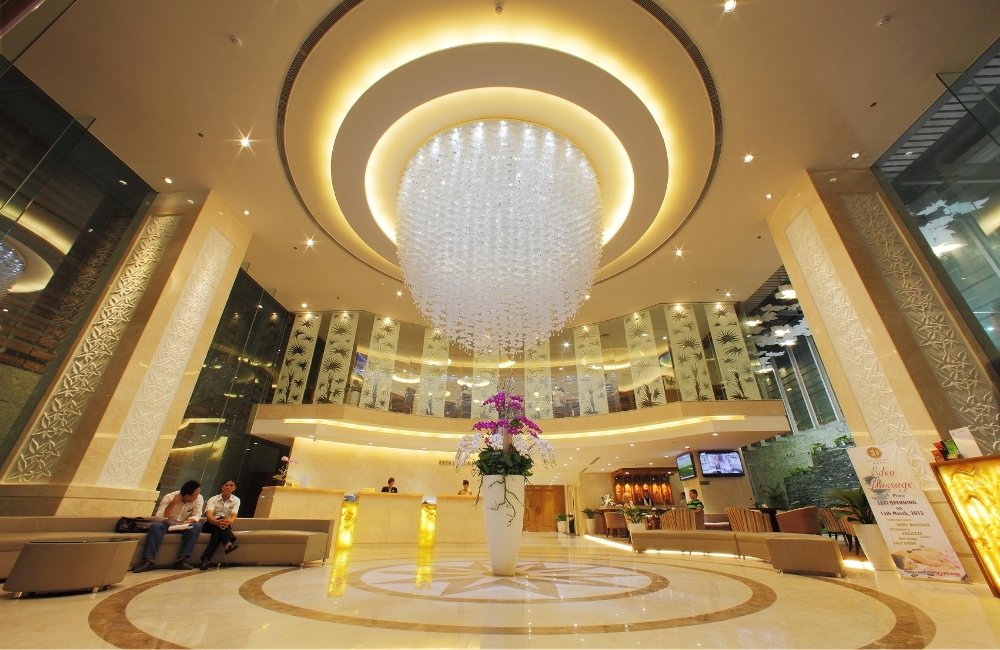 Khu vực sảnh EdenStar Saigon Hotel gây ấn tượng với đèn chùm cỡ lớn (Ảnh: Sưu tầm Internet)