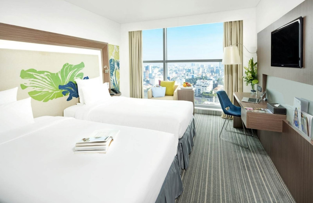 Các phòng tại Novotel Saigon Centre đều có cửa sổ lớn view cảnh thành phố (Ảnh: Agoda.com)