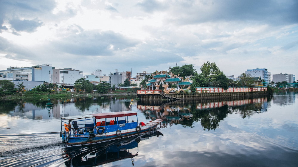 Bạn cần phải đi đò để đến Phù Châu Miếu. 