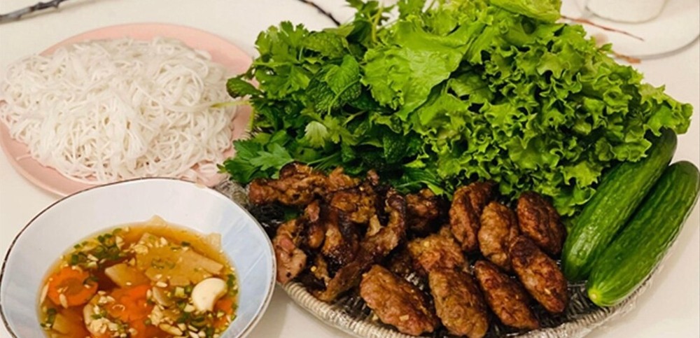 Bún chả Hà Nội với chả nướng vàng ươm, bún trắng tinh và bát nước chấm chua ngọt (Ảnh: Sưu tầm internet)