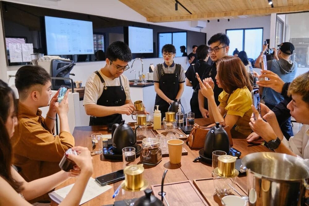 Vietnamese Coffee Workshop Hàng Mã với không gian nhỏ xinh, ấm cúng, được trang trí theo phong cách vintage (Ảnh: Sưu tầm internet)