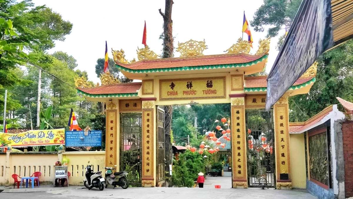 KHÔNG GIAN YÊN BÌNH BÊN TRONG KHUÔN VIÊN CHÙA CỔ