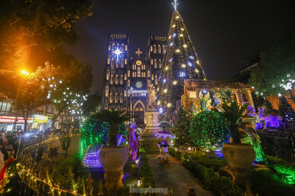 Nhà thờ Lớn vào buổi tối khi ánh đèn lên làm nổi bật các chi tiết kiến trúc Gothic như các cửa sổ vòm, tháp chuông cao vút (Ảnh: Sưu tầm internet)