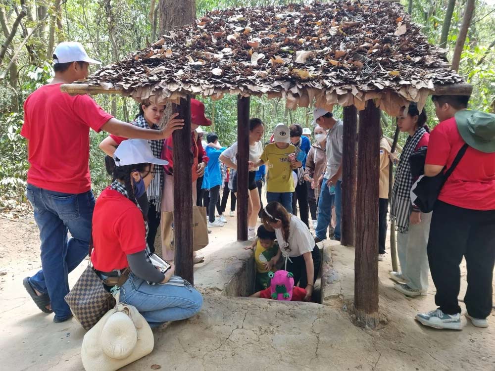 Thăm địa đạo Củ Chi là cơ hội giúp thế hệ trẻ thêm hiểu và trân quý công lao của người đi trước (Ảnh: plo.vn)