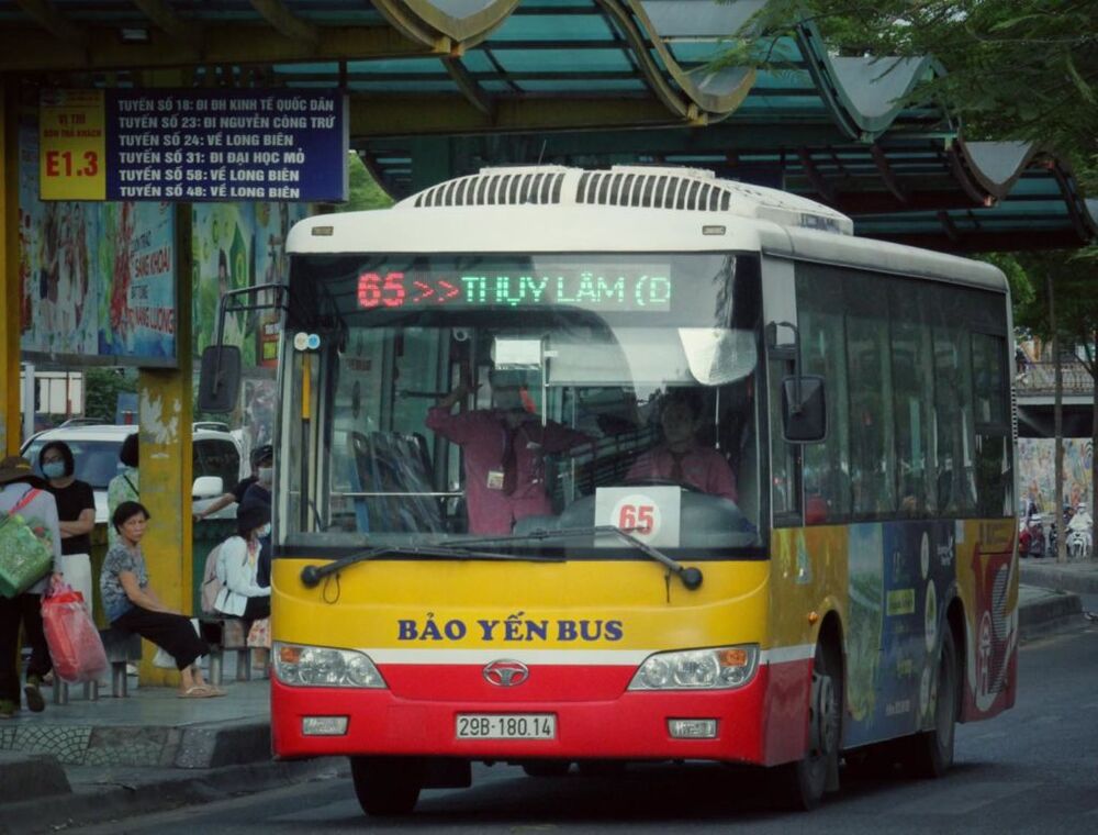 Xe bus là phương tiện được rất nhiều người lựa chọn khi muốn thăm quan chùa Linh Quang. (Ảnh: Sưu tầm Internet)