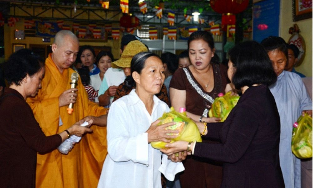 Thiện nguyện là hành động ý nghĩa thể hiện tinh thần "từ bi hỷ xả" của Phật giáo (Ảnh: Sưu tầm internet)