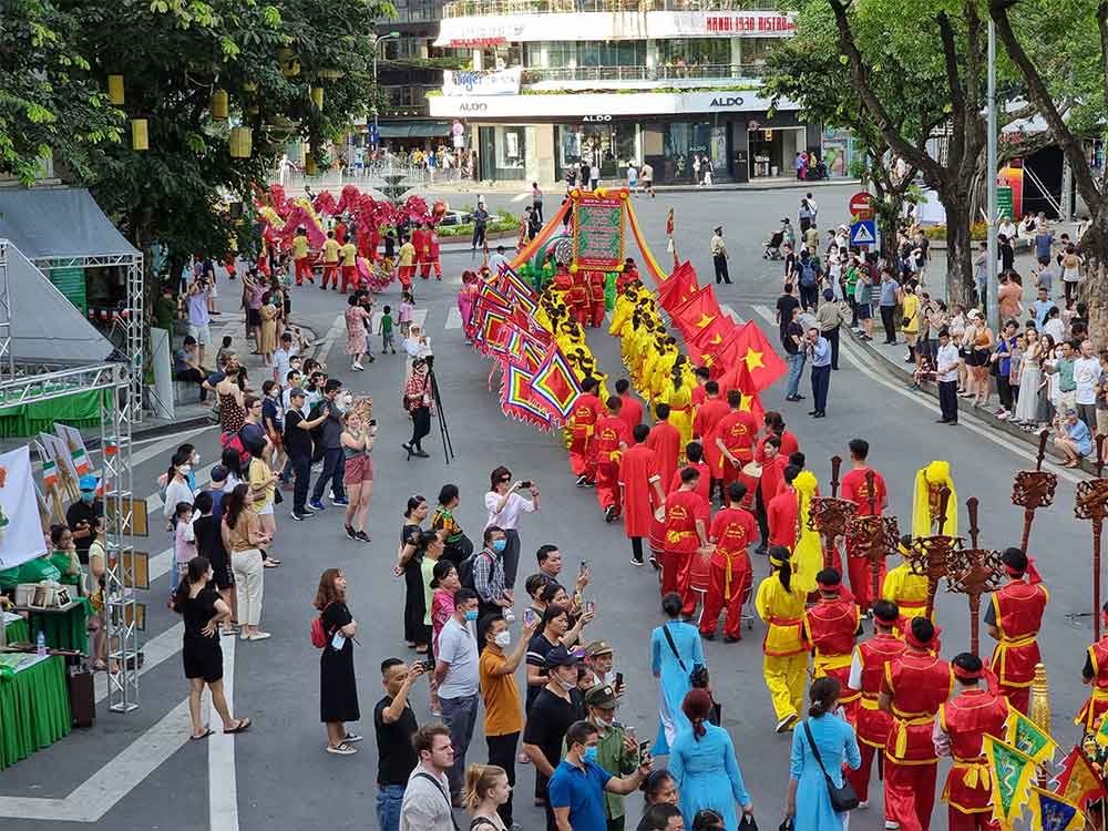 Lễ hội đền Bạch Mã diễn ra hàng năm trên con phố cổ 