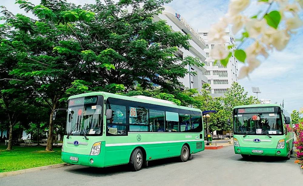 Xe bus - phương tiện tiện lợi, giá rẻ thường được lựa chọn (Ảnh: Sưu tầm Internet)