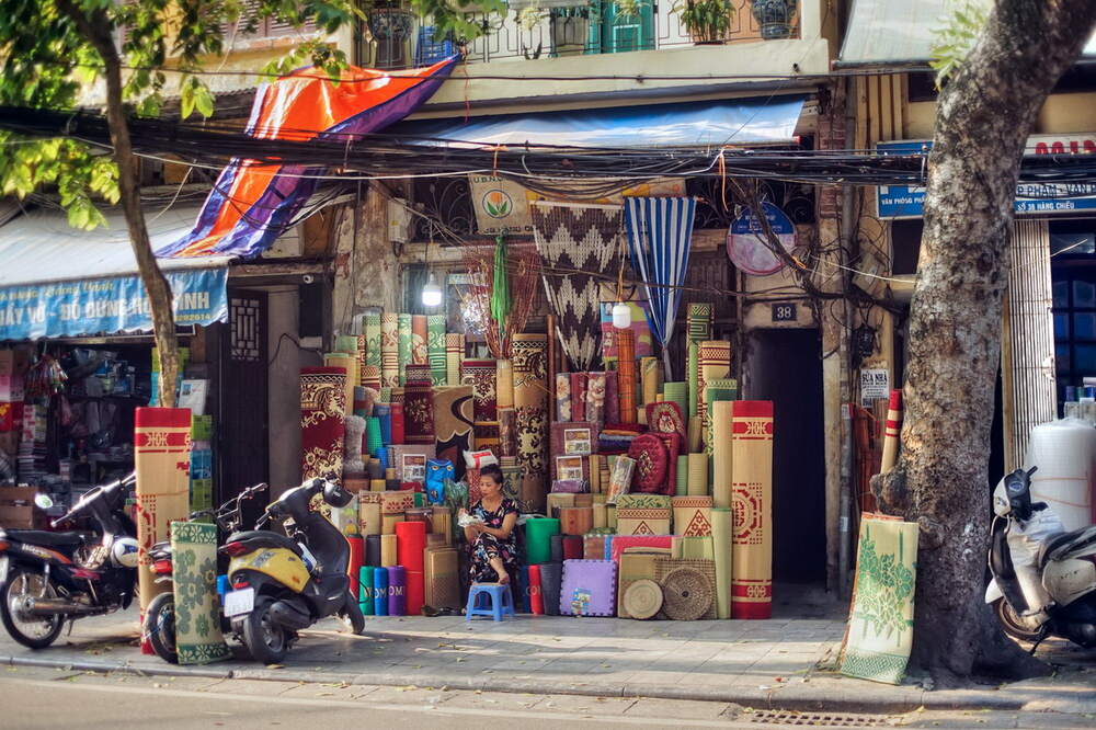 Phố Hàng Chiếu với những cửa hàng bán chiếu đúng với tên gọi của con phố (Ảnh: Sưu tầm internet)