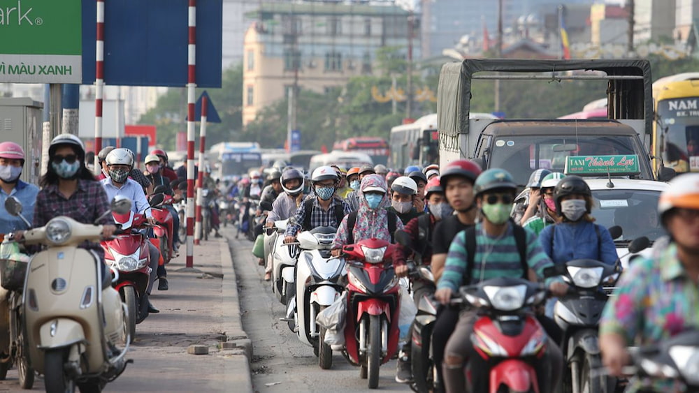 Sử dụng các phương tiện tự túc như: Xe máy, ô tô để tới Lăng Ông Bà Chiểu. (Ảnh: Sưu tầm internet) 