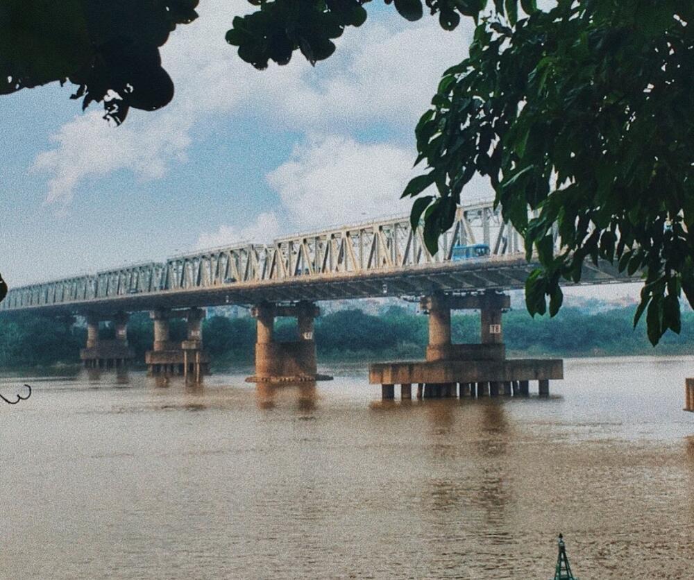 Hình ảnh cầu Chương Dương vào lúc bình minh, ánh nắng vàng dát lên mặt sông (Ảnh: Sưu tầm internet)