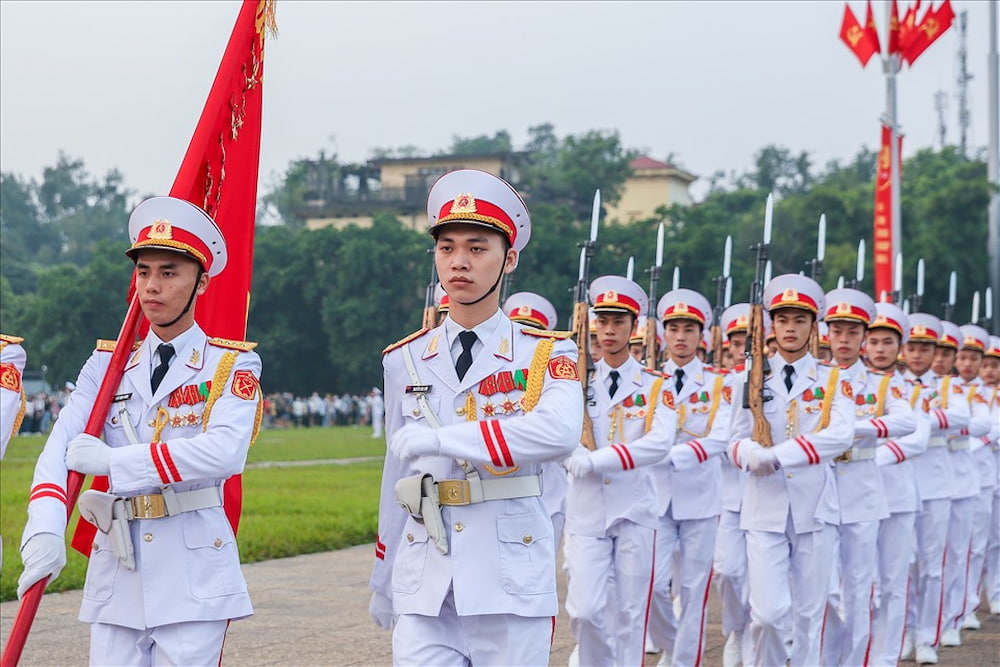 Tham quan Lăng Chủ Tịch Hồ Chí Minh du khách sẽ được chiêm ngưỡng những nghi thức trang trọng