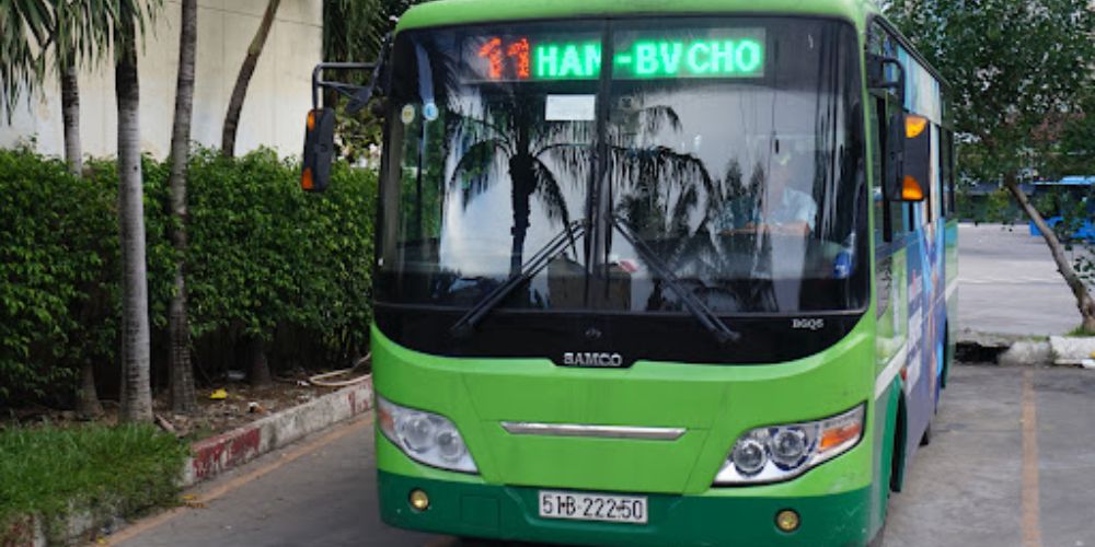 Ngay cổng chính công viên là bến xe bus Đầm Sen