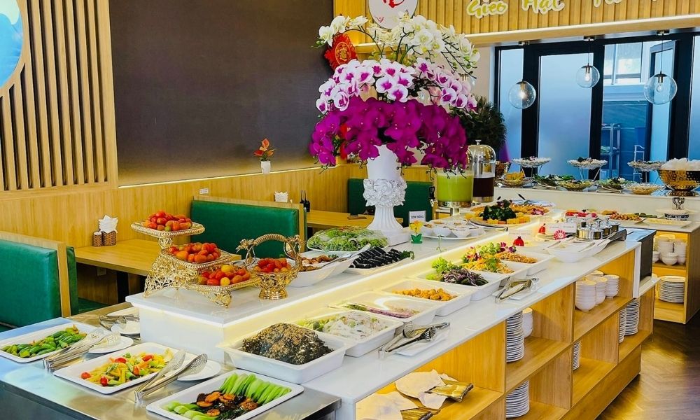 Quầy line phong phú được sắp xếp gọn gàng, sạch sẽ tại Buffet Chay Thong Dong