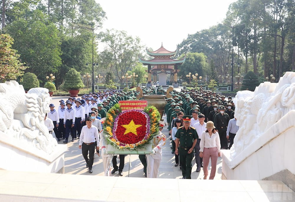 Đền Tưởng Niệm Bến Dược Củ Chi là địa điểm du khách đến để tưởng nhớ những chiến sĩ đã hy sinh. (Ảnh: Sưu tầm Internet)