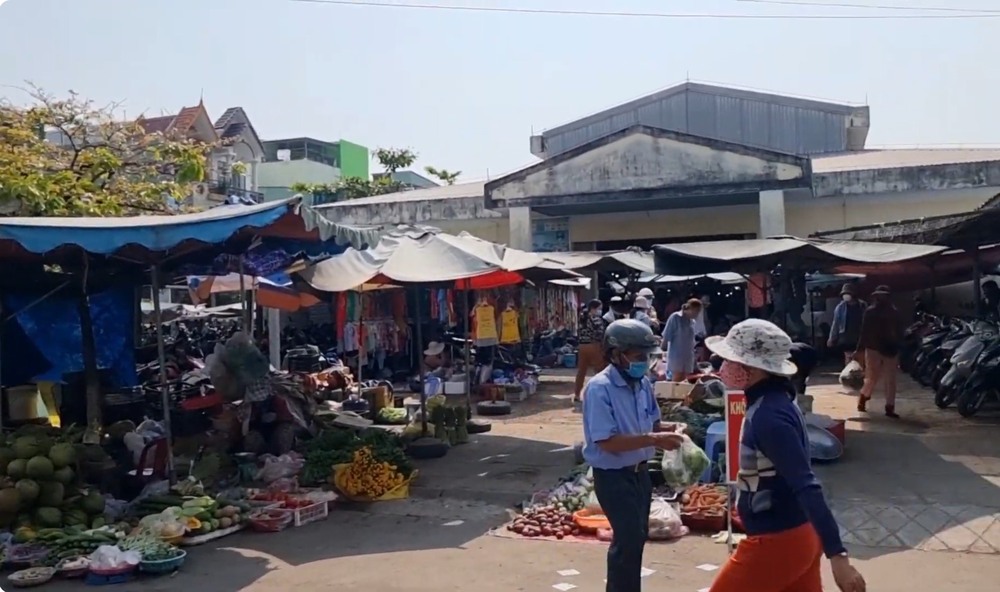 Chợ Tháp Đôi nằm ngay cạnh khu di tích Tháp Đôi, thuận tiện cho du khách ghé thăm (Ảnh: Sưu tầm Internet)