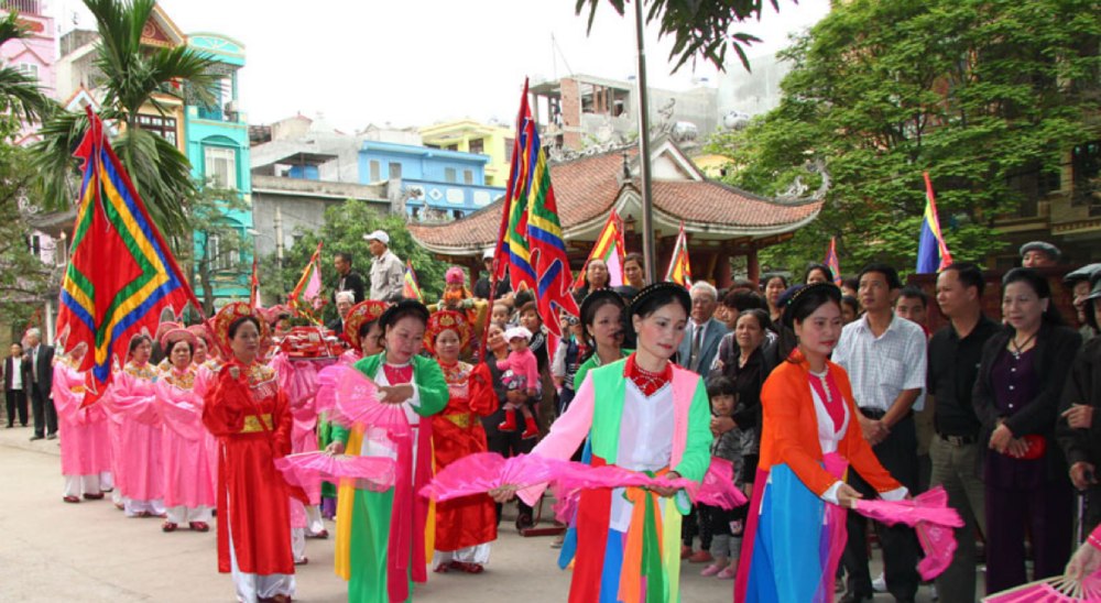 Trang phục tham gia lễ hội của khán giả và người thực hiện gọn gàng, chỉn chu