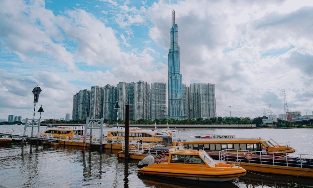 Waterbus mang đến trải nghiệm ngắm nhìn toàn thành phố đẹp lung linh. 