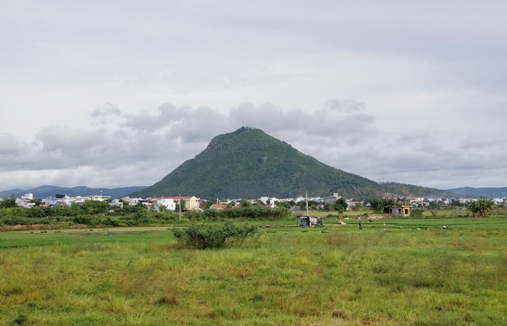 Ngọn núi Chóp Chài sừng sữa bên cạnh thành phố Tuy Hòa. 