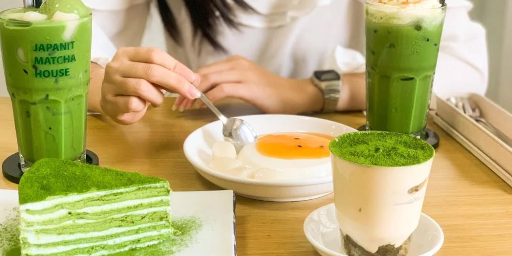 Các món bánh và đồ uống matcha vô cùng bắt mắt tại quán. 