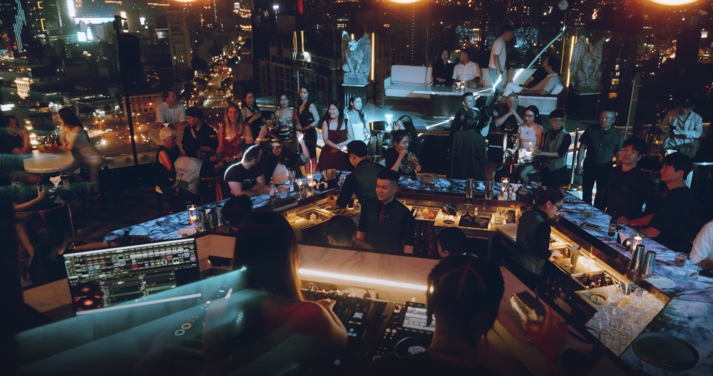 Quầy bar siêu rộng rãi và thoáng mát tại Chill Skybar. 