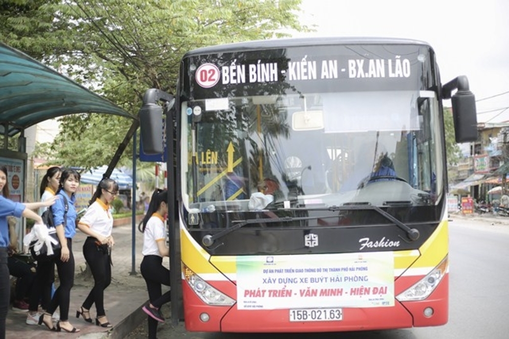 Lựa chọn xe bus di chuyển từ chùa Huy Văn đến Văn Miếu Quốc Tử Giám. (Ảnh: Sưu tầm Internet)