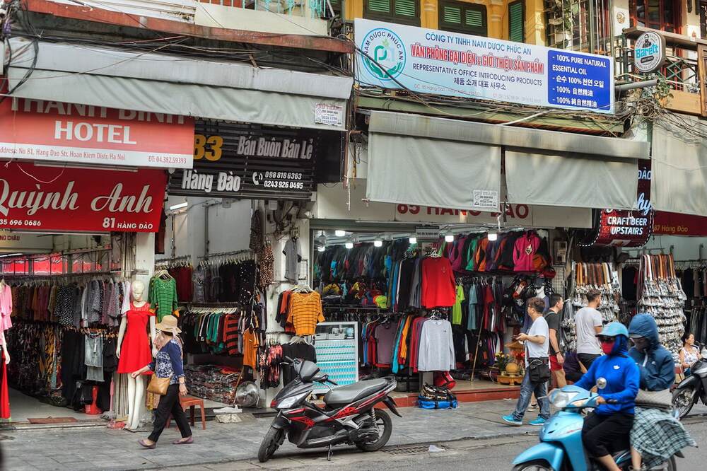 Phố Hàng Đào nhộn nhịp với dòng người qua lại, những cửa hàng thời trang sầm uất. (Ảnh: Sưu tầm internet)