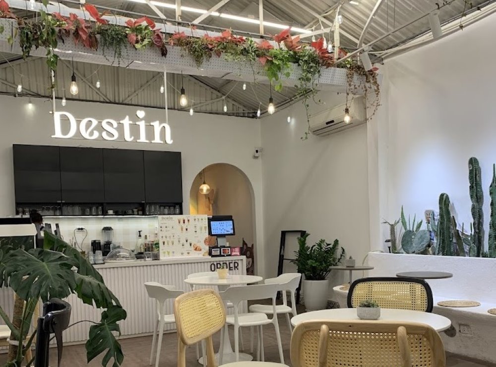 Destin Cafe với thiết kế tông màu trắng tạo cảm giác thư giãn, thoải mái