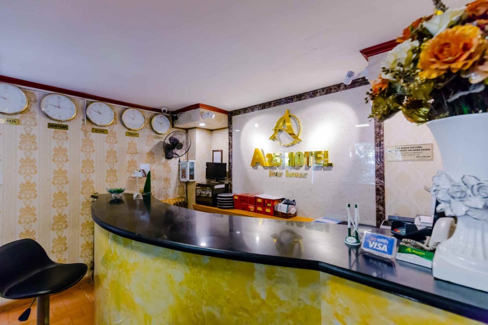 Quầy lễ tân tại A25 Hotel