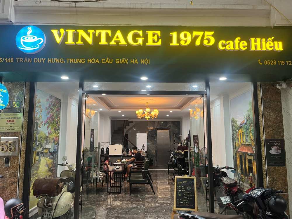 Vintage 1975 Coffee nổi bật với ánh đèn vàng ấm áp 
