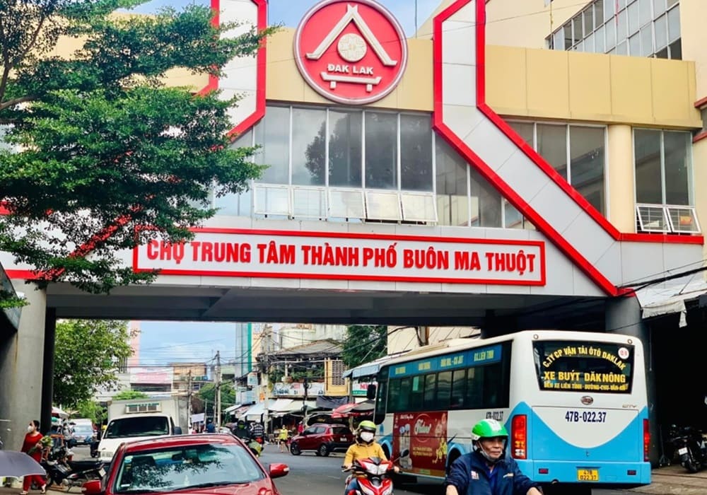 Chợ trung tâm Buôn Ma Thuột nhộn nhịp, bày bán nhiều đặc sản Tây Nguyên. 