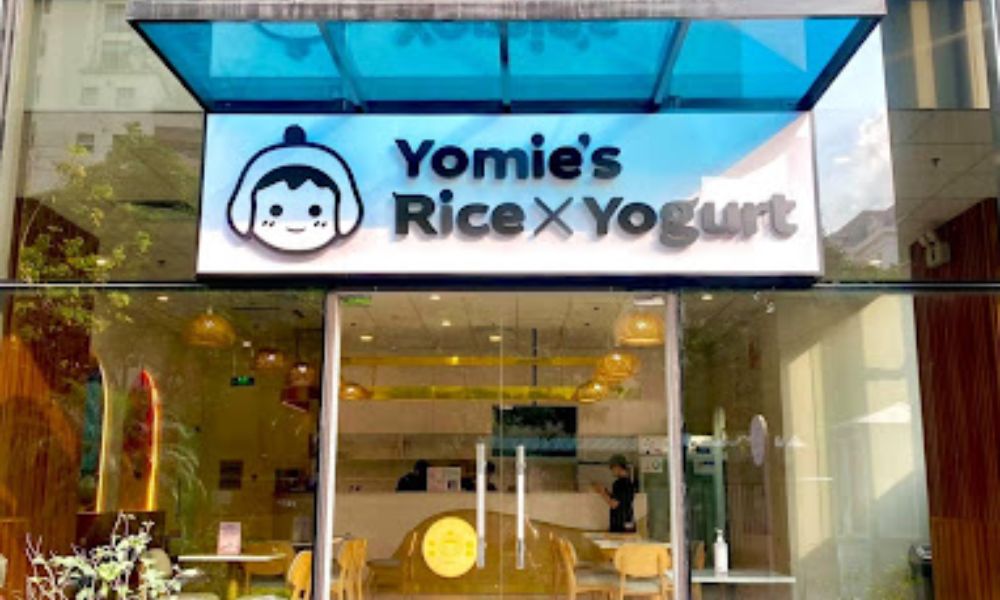 Quán Yomie's Rice x Yogurt nhỏ xinh giữa phố Phạm Văn Bạch.