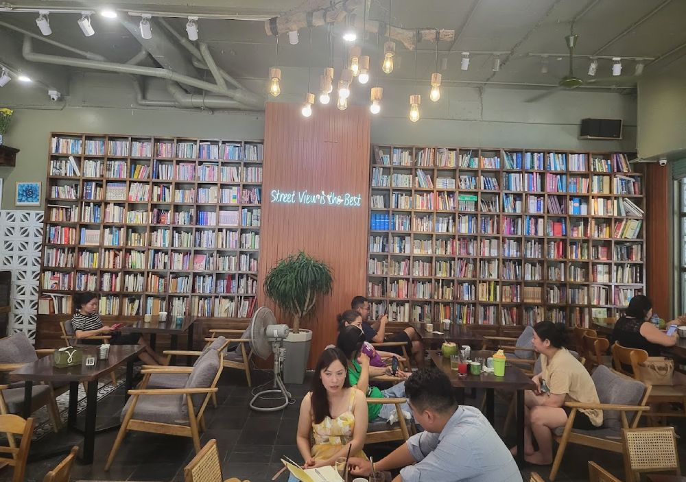 Khu vực đọc sách tại Nghiền Cafe.